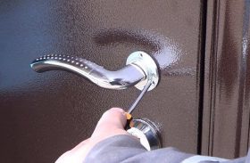 Замена дверной ручки металлической двери в Якутске