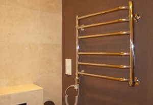 Установка электрического полотенцесушителя в ванной в Якутске